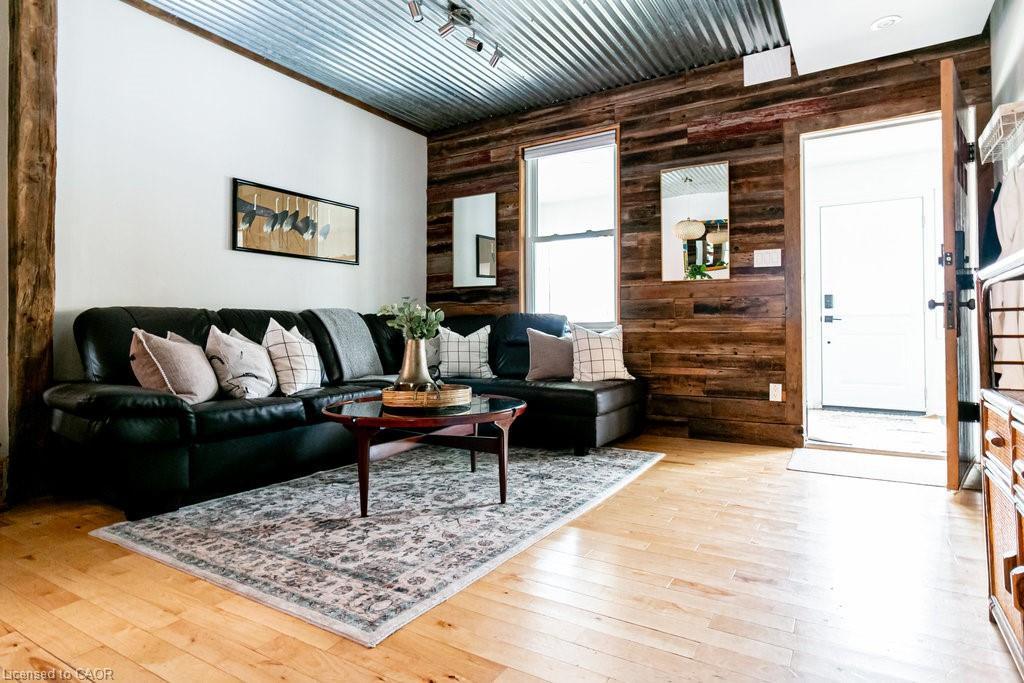 47 Tom Street, Hamilton, ON - Indoor Photo Showing Living Room