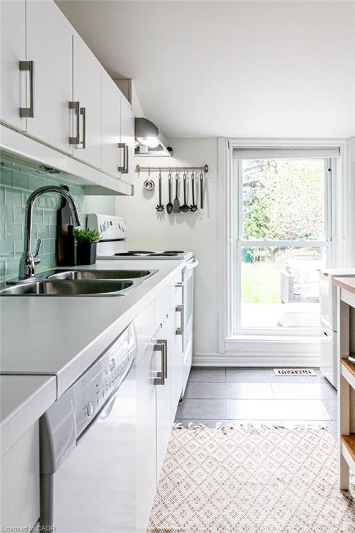 47 Tom Street, Hamilton, ON - Indoor Photo Showing Kitchen