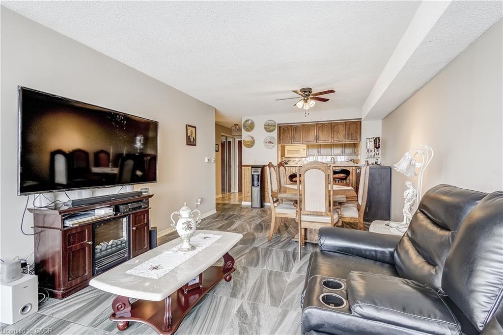 510-495 Highway No. 8, Hamilton, ON - Indoor Photo Showing Living Room