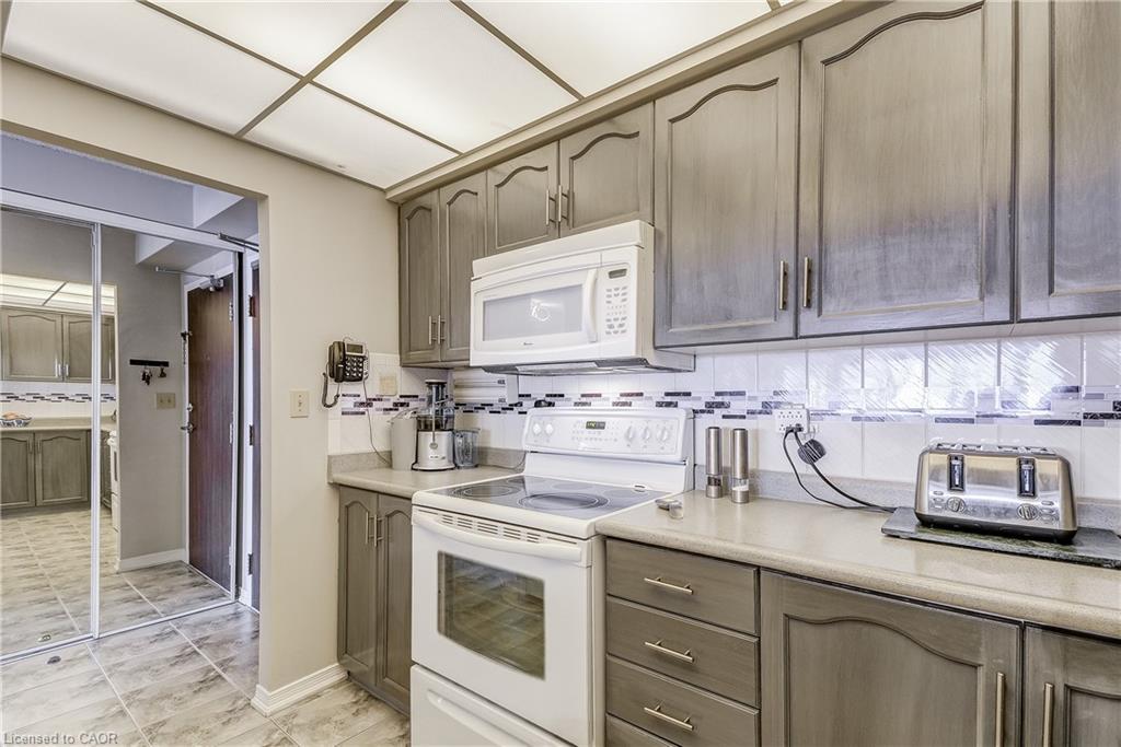 510-495 Highway No. 8, Hamilton, ON - Indoor Photo Showing Kitchen