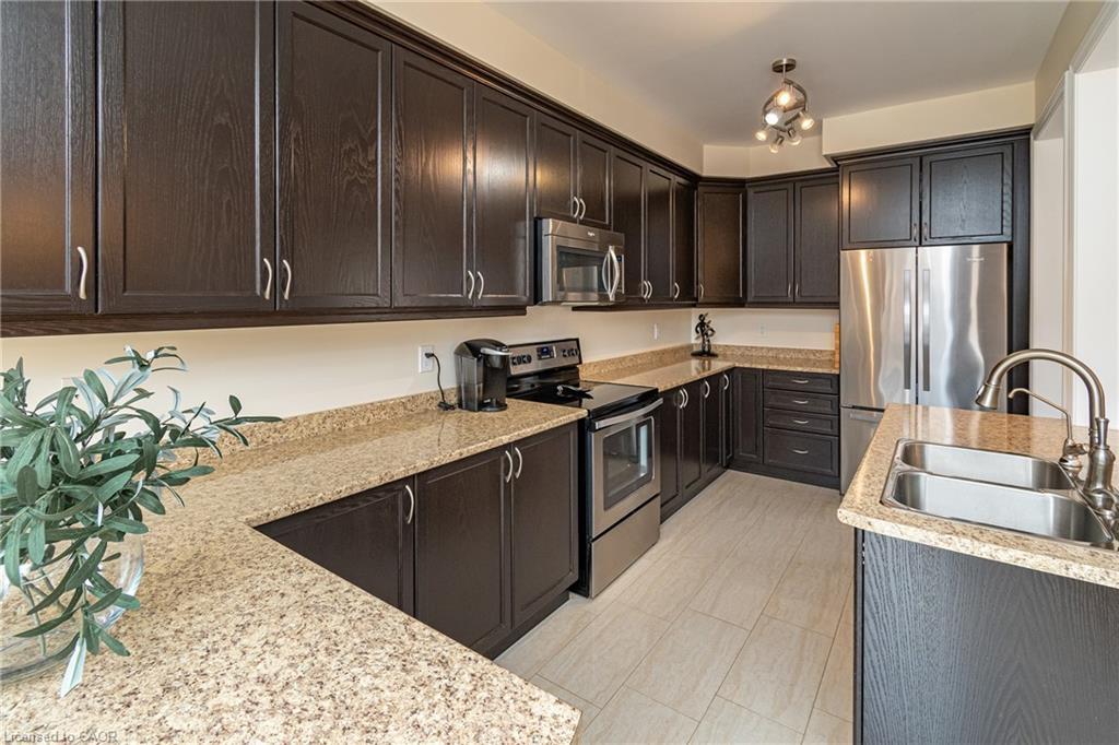 67 Forsyth Crescent, Barrie, ON - Indoor Photo Showing Kitchen With Stainless Steel Kitchen With Double Sink With Upgraded Kitchen