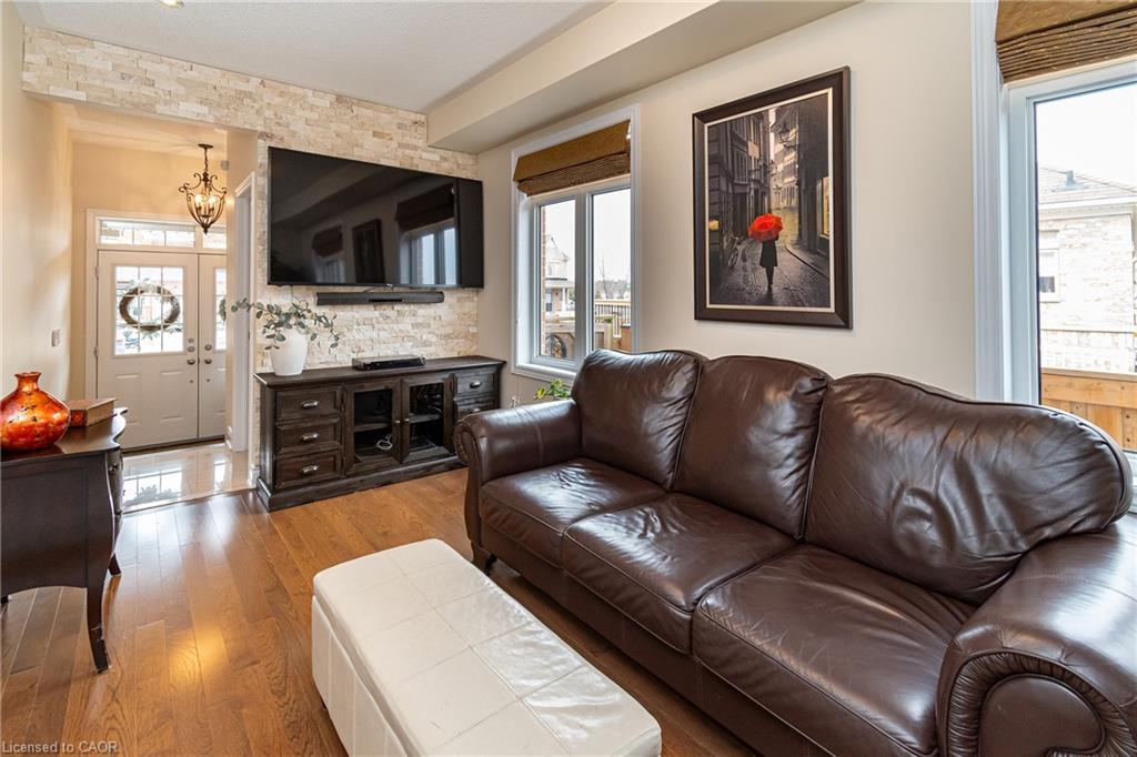 67 Forsyth Crescent, Barrie, ON - Indoor Photo Showing Living Room
