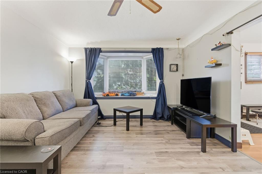 267 Thayer Avenue, Hamilton, ON - Indoor Photo Showing Living Room
