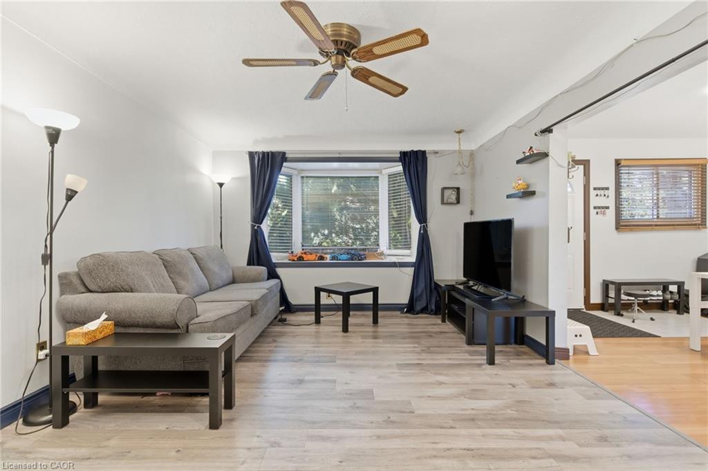 267 Thayer Avenue, Hamilton, ON - Indoor Photo Showing Living Room