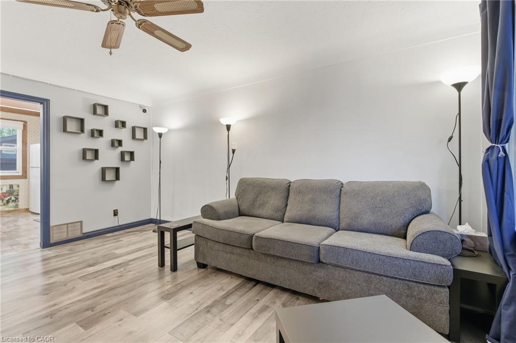 267 Thayer Avenue, Hamilton, ON - Indoor Photo Showing Living Room