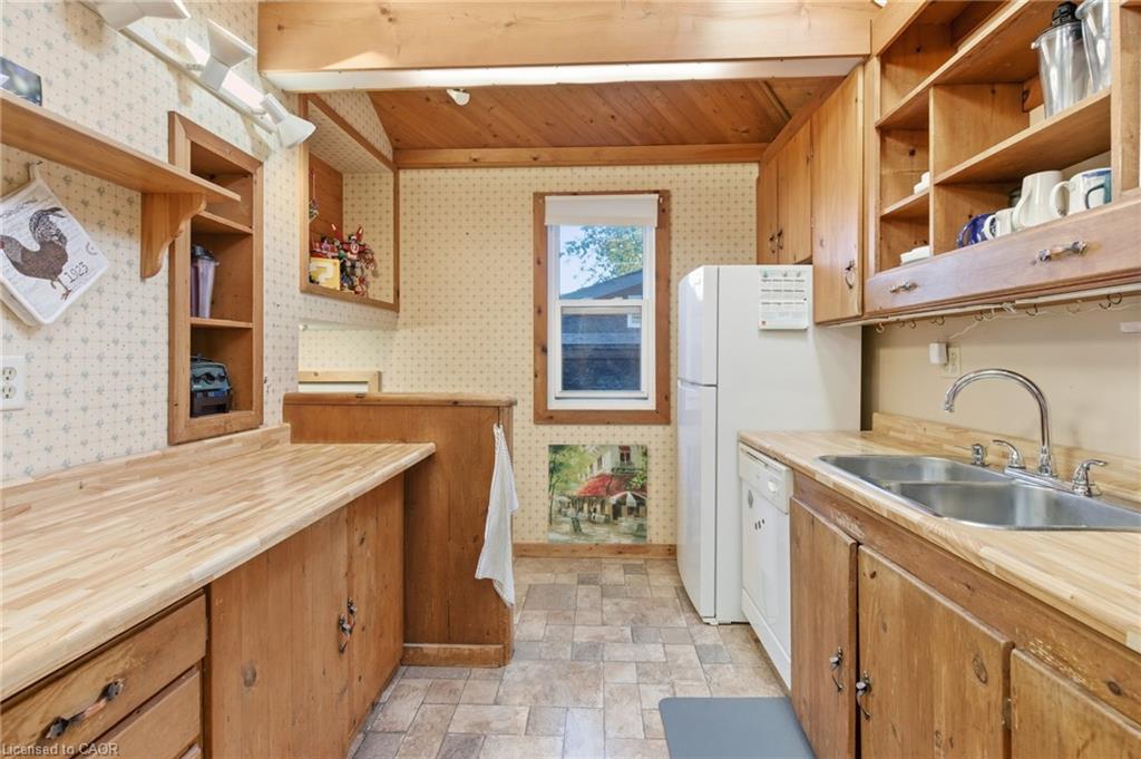 267 Thayer Avenue, Hamilton, ON - Indoor Photo Showing Kitchen With Double Sink