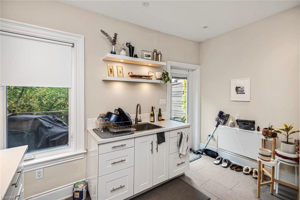 319 Hunter Street W, Hamilton, ON - Indoor