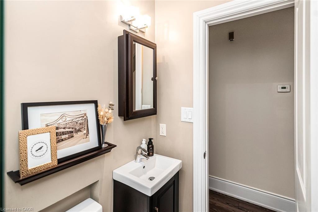 319 Hunter Street W, Hamilton, ON - Indoor Photo Showing Bathroom