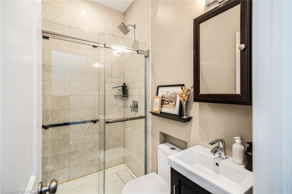 319 Hunter Street W, Hamilton, ON - Indoor Photo Showing Bathroom