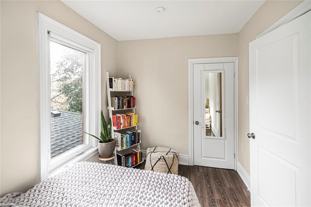 319 Hunter Street W, Hamilton, ON - Indoor Photo Showing Bedroom
