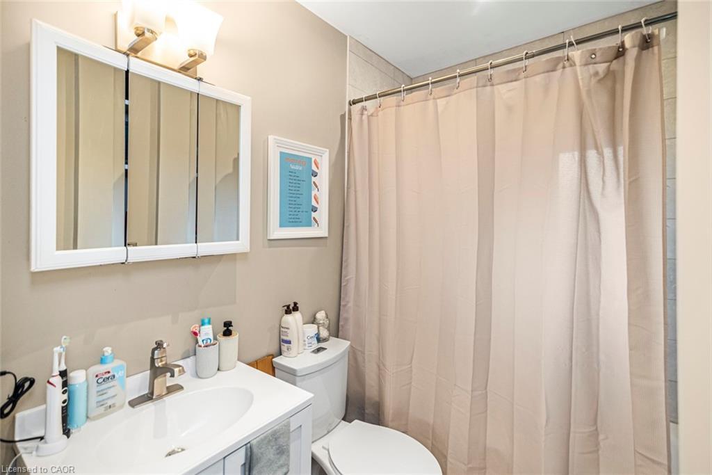 319 Hunter Street W, Hamilton, ON - Indoor Photo Showing Bathroom