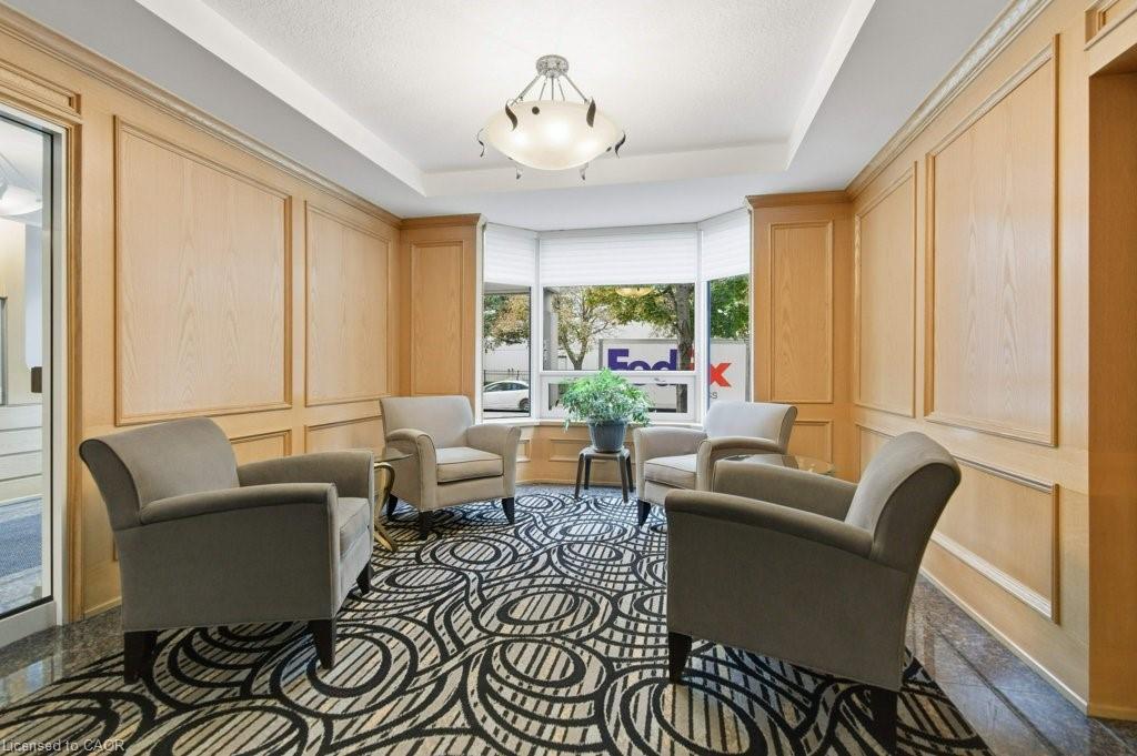 803-1272 Ontario Street, Burlington, ON - Indoor Photo Showing Living Room
