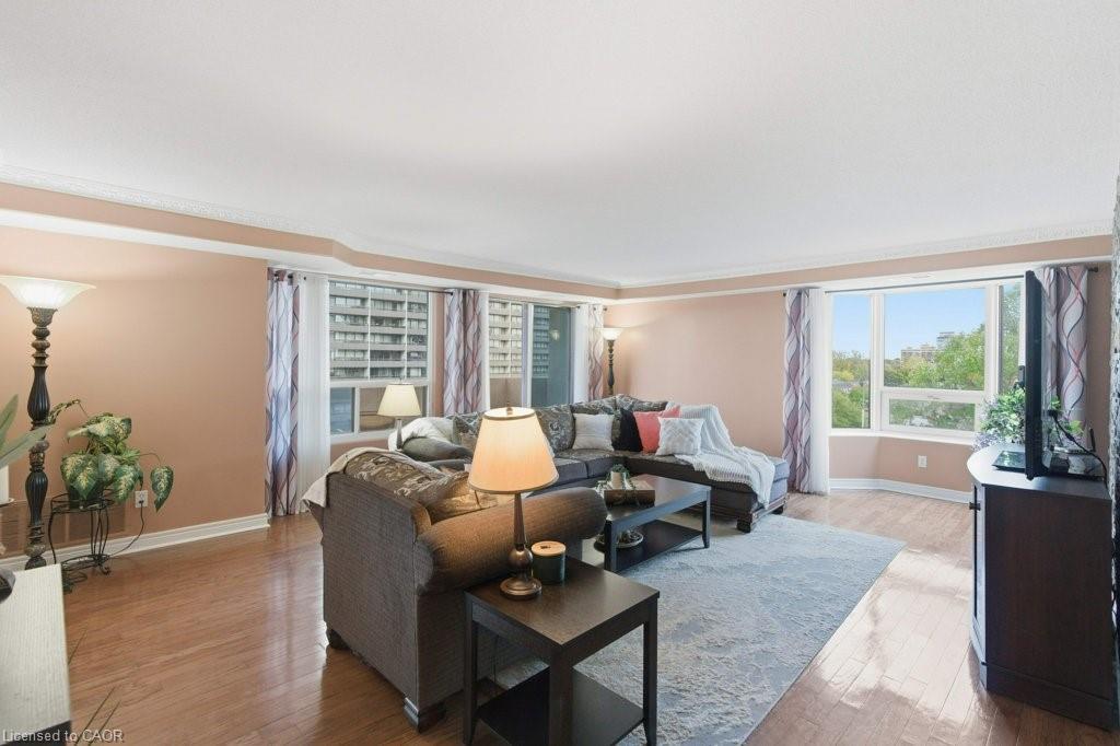 803-1272 Ontario Street, Burlington, ON - Indoor Photo Showing Living Room