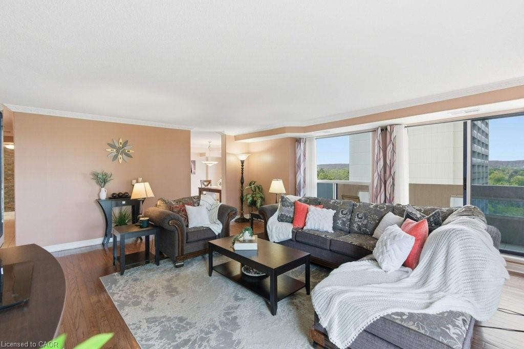 803-1272 Ontario Street, Burlington, ON - Indoor Photo Showing Living Room