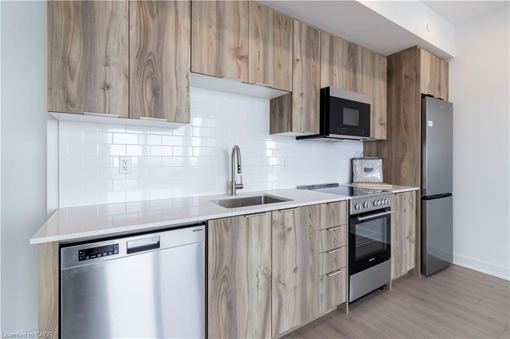 2810-25 Wellington Street S, Kitchener, ON - Indoor Photo Showing Kitchen With Stainless Steel Kitchen With Upgraded Kitchen