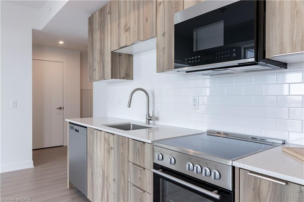 2810-25 Wellington Street S, Kitchener, ON - Indoor Photo Showing Kitchen With Upgraded Kitchen