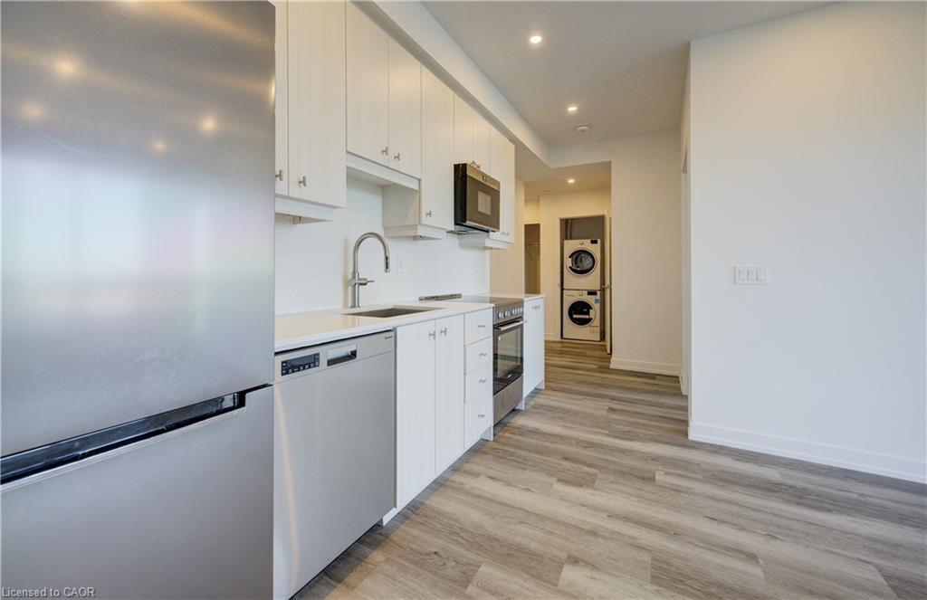 2302-15 Wellington Street S, Kitchener, ON - Indoor Photo Showing Kitchen With Upgraded Kitchen