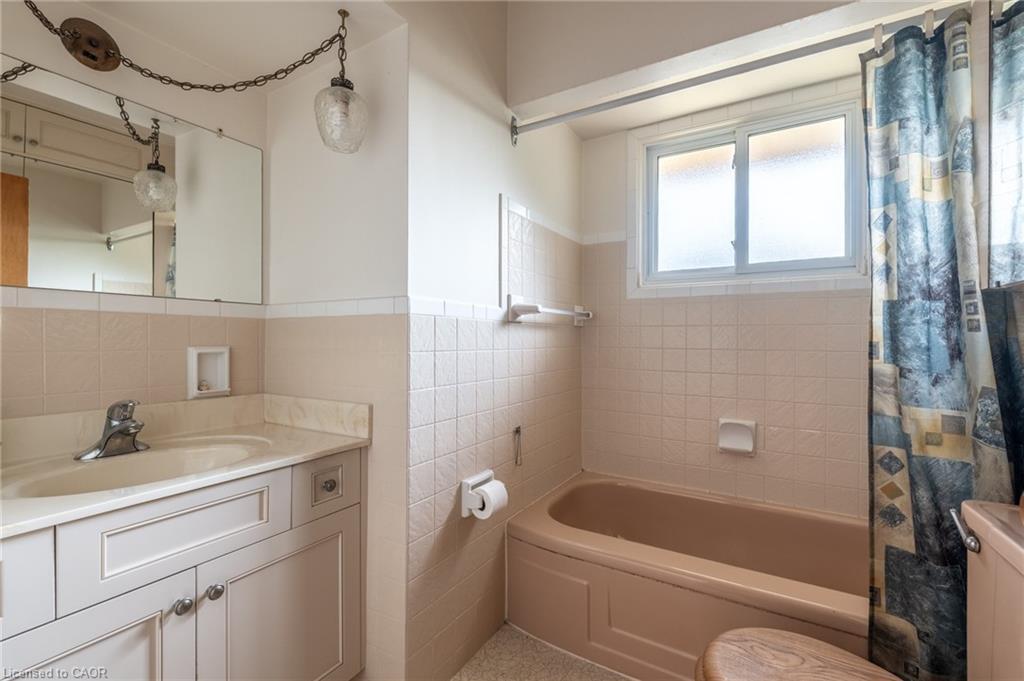 654 Hiawatha Boulevard, Ancaster, ON - Indoor Photo Showing Bathroom