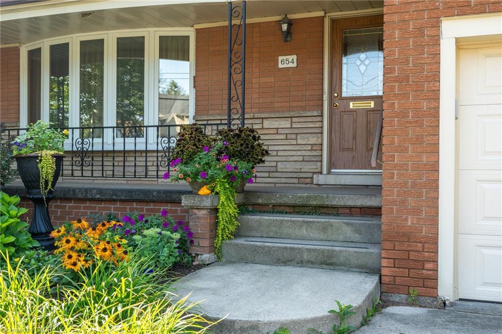 654 Hiawatha Boulevard, Ancaster, ON - Outdoor With Deck Patio Veranda With Exterior