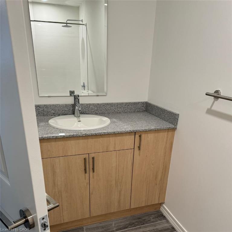 206-1098 Paisley Road, Guelph, ON - Indoor Photo Showing Bathroom