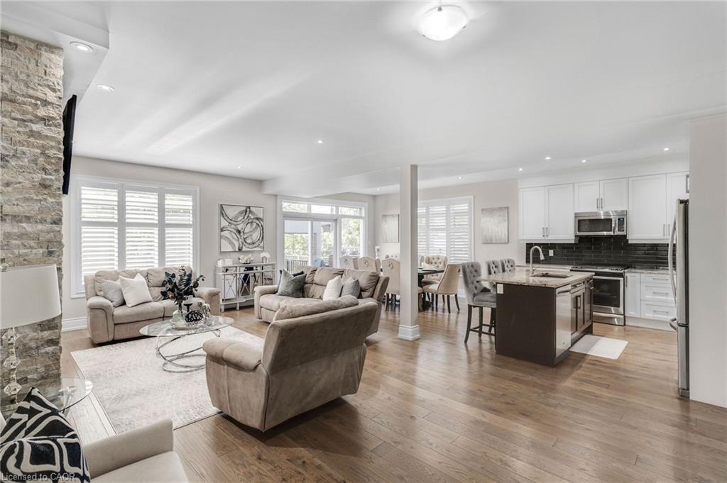 958 Beach Boulevard, Hamilton, ON - Indoor Photo Showing Living Room