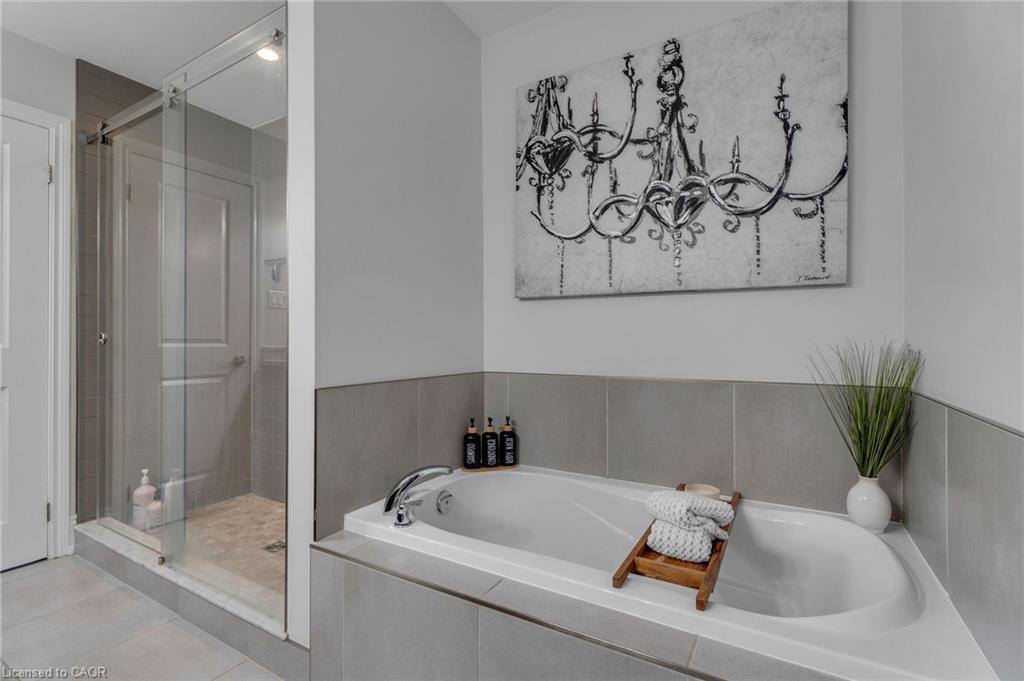 958 Beach Boulevard, Hamilton, ON - Indoor Photo Showing Bathroom