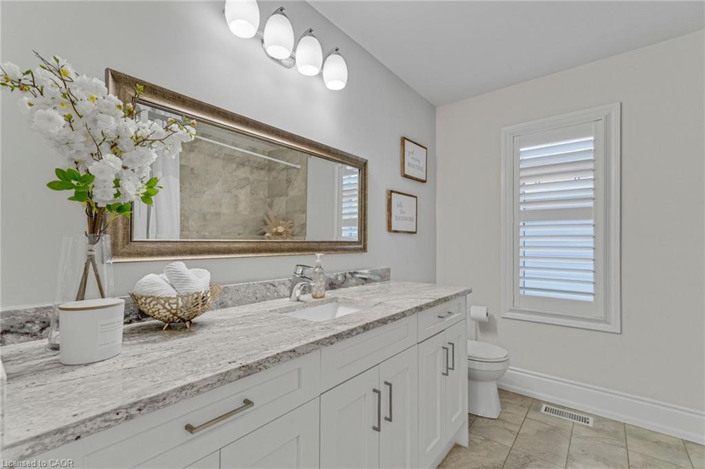 958 Beach Boulevard, Hamilton, ON - Indoor Photo Showing Bathroom