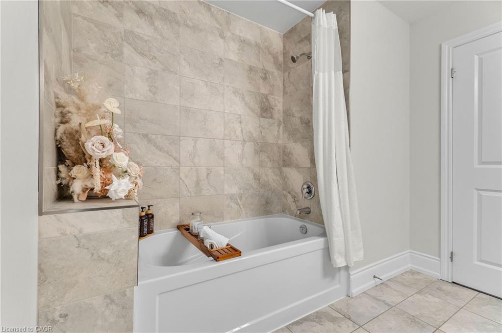 958 Beach Boulevard, Hamilton, ON - Indoor Photo Showing Bathroom