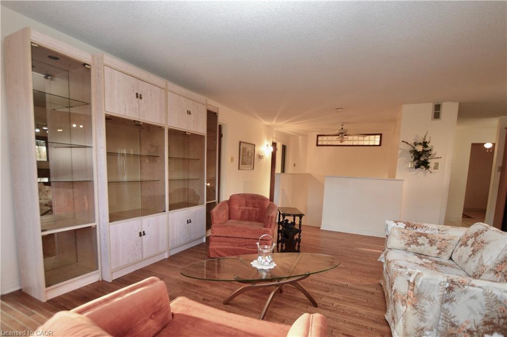 3400 Cedar Springs Road, Burlington, ON - Indoor Photo Showing Living Room