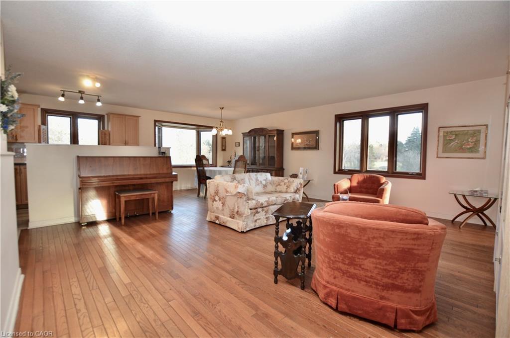 3400 Cedar Springs Road, Burlington, ON - Indoor Photo Showing Living Room