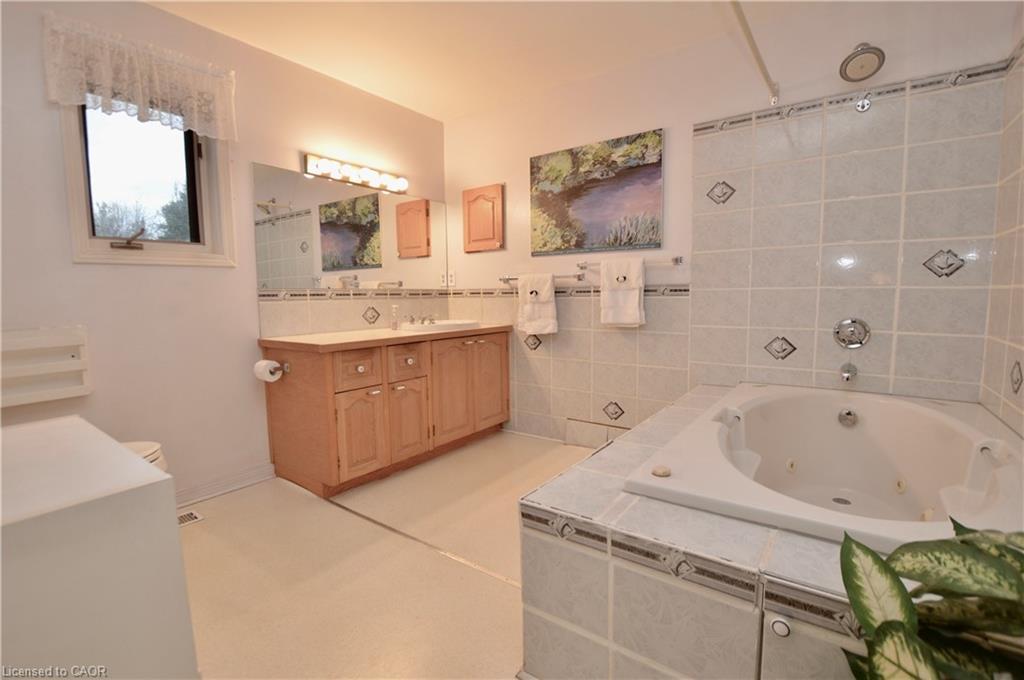 3400 Cedar Springs Road, Burlington, ON - Indoor Photo Showing Bathroom