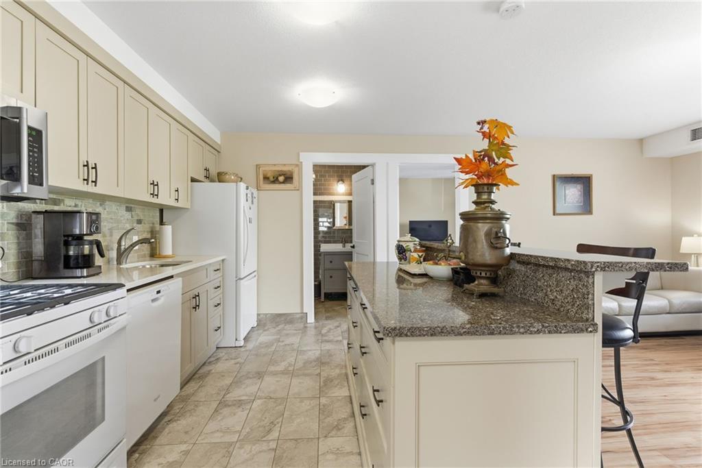 302-111 Smits Cove, Smithville, ON - Indoor Photo Showing Kitchen