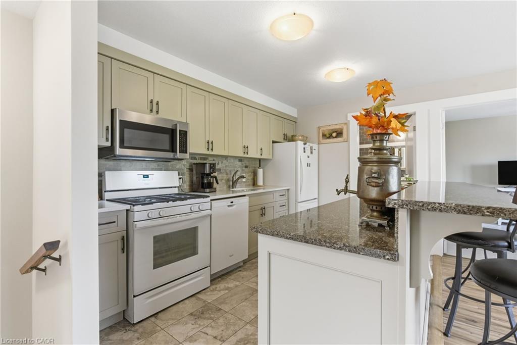 302-111 Smits Cove, Smithville, ON - Indoor Photo Showing Kitchen