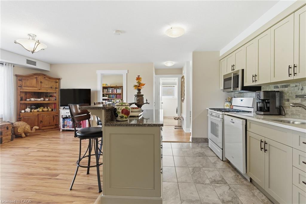 302-111 Smits Cove, Smithville, ON - Indoor Photo Showing Kitchen