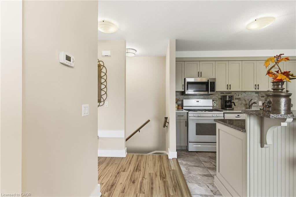 302-111 Smits Cove, Smithville, ON - Indoor Photo Showing Kitchen