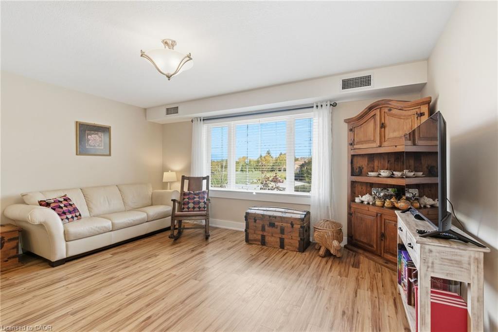 302-111 Smits Cove, Smithville, ON - Indoor Photo Showing Living Room