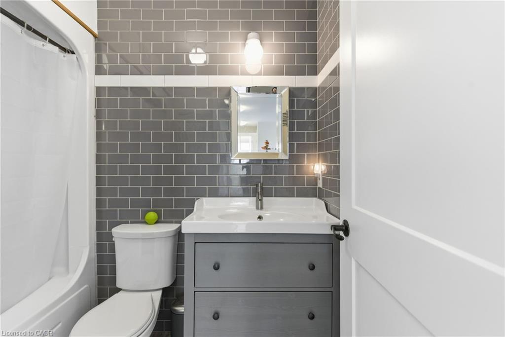 302-111 Smits Cove, Smithville, ON - Indoor Photo Showing Bathroom