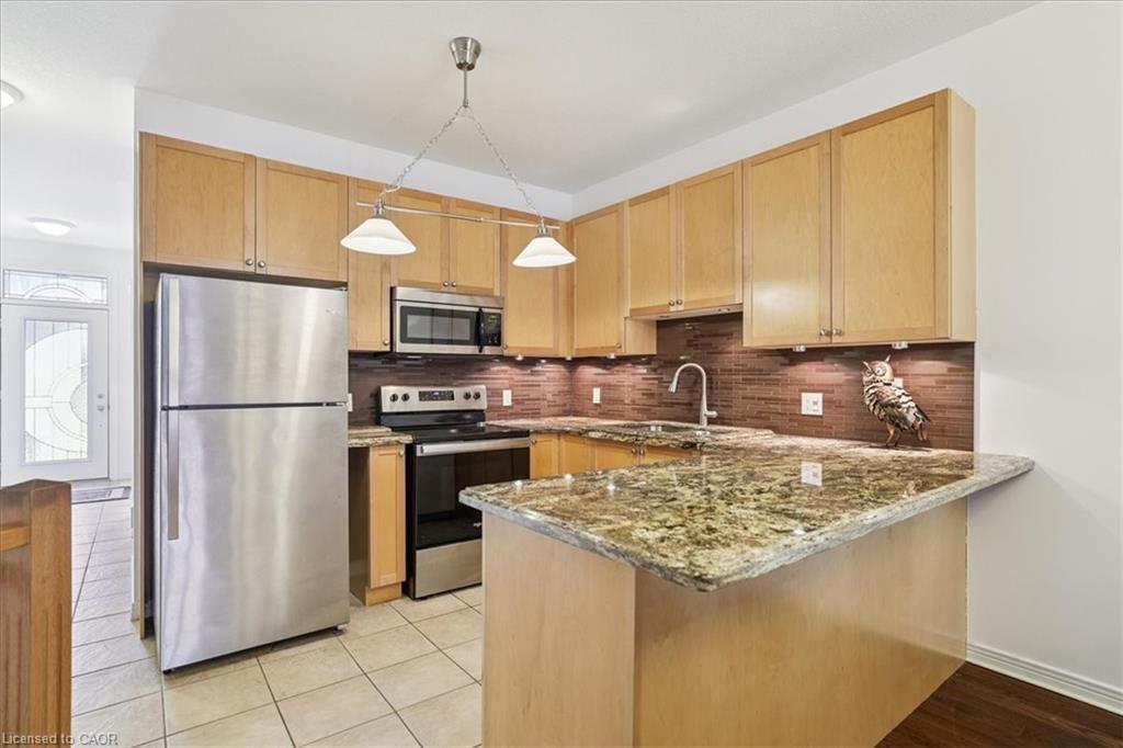 10 Cornflower Crescent, Hamilton, ON - Indoor Photo Showing Kitchen With Stainless Steel Kitchen