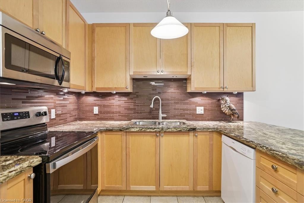 10 Cornflower Crescent, Hamilton, ON - Indoor Photo Showing Kitchen With Stainless Steel Kitchen With Upgraded Kitchen