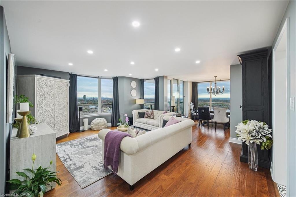 2603-550 Webb Drive, Mississauga, ON - Indoor Photo Showing Living Room