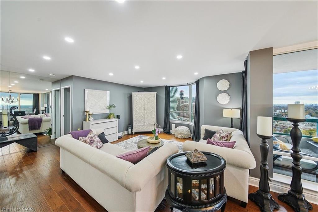 2603-550 Webb Drive, Mississauga, ON - Indoor Photo Showing Living Room