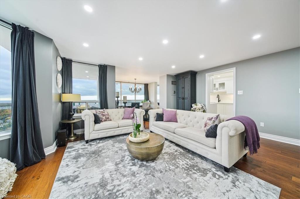 2603-550 Webb Drive, Mississauga, ON - Indoor Photo Showing Living Room