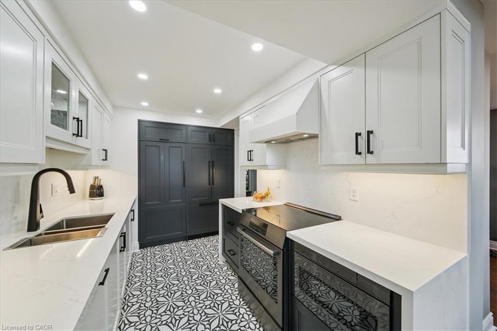 2603-550 Webb Drive, Mississauga, ON - Indoor Photo Showing Kitchen With Double Sink With Upgraded Kitchen