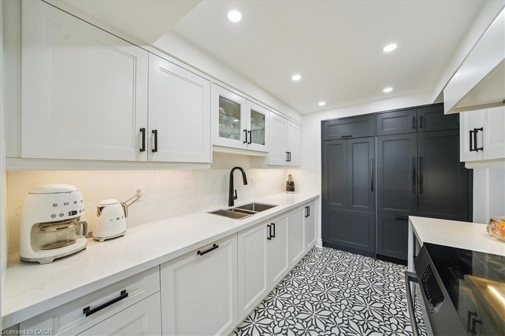 2603-550 Webb Drive, Mississauga, ON - Indoor Photo Showing Kitchen With Double Sink