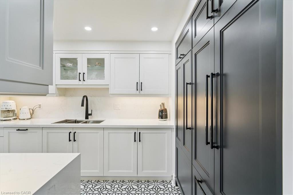 2603-550 Webb Drive, Mississauga, ON - Indoor Photo Showing Kitchen With Double Sink With Upgraded Kitchen