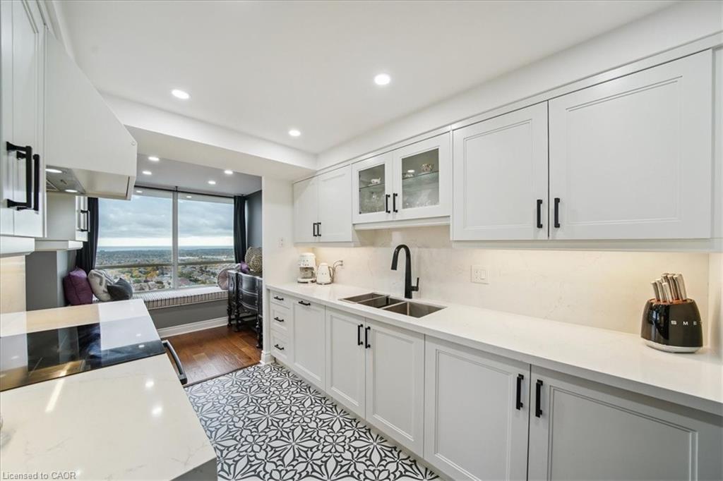 2603-550 Webb Drive, Mississauga, ON - Indoor Photo Showing Kitchen With Double Sink With Upgraded Kitchen