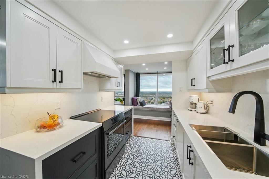 2603-550 Webb Drive, Mississauga, ON - Indoor Photo Showing Kitchen With Double Sink With Upgraded Kitchen