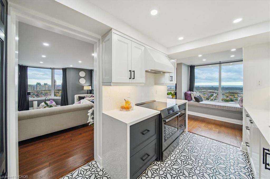 2603-550 Webb Drive, Mississauga, ON - Indoor Photo Showing Kitchen With Upgraded Kitchen