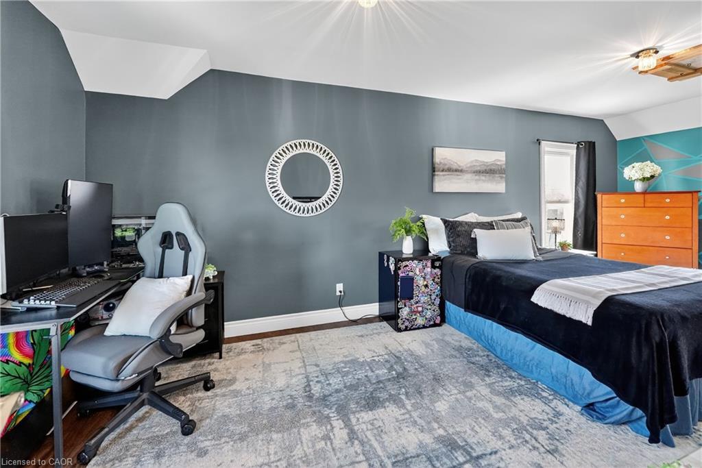 261 Gilmore Road, Fort Erie, ON - Indoor Photo Showing Bedroom