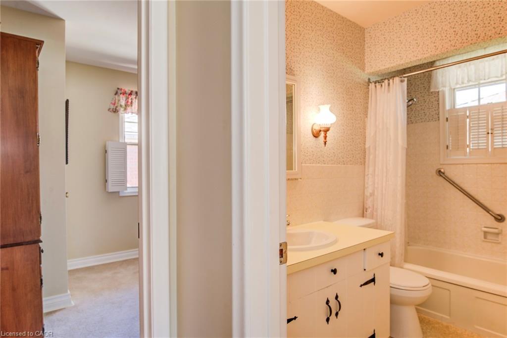 378 Stevenson Street N, Guelph, ON - Indoor Photo Showing Bathroom